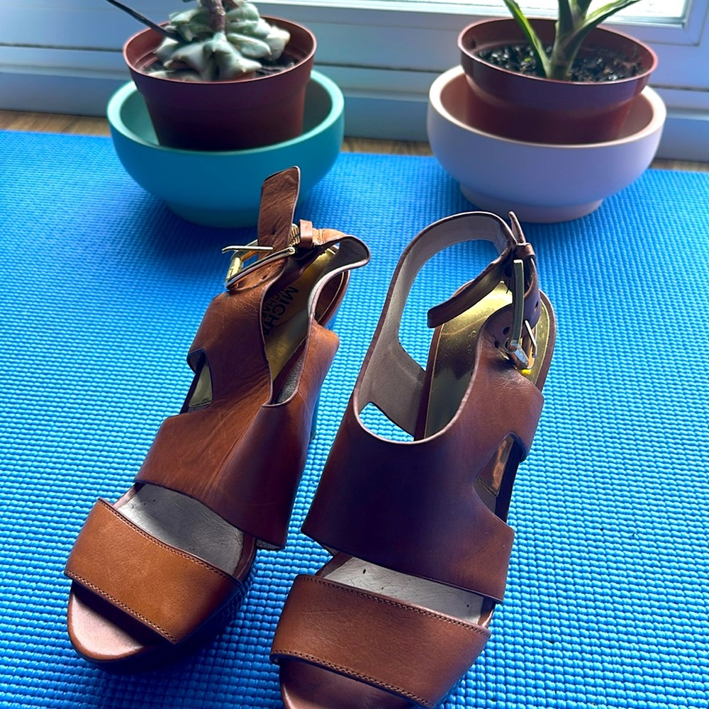 MICHAEL KORS camel brown and gold high heels